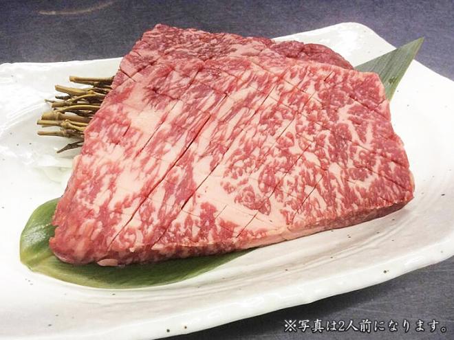 ウデの中の赤身希少部位約3kgしか取れない、長崎県産クリ1頭分入荷しております！！
形が栗に似ているので「クリ」と呼ばれております。 
運動量が多いため脂肪が少なめ、タンパク質が豊富で、うま味が強い部位になります。
天穂では厚切りでご提供致します！！赤身のお肉は焼き過ぎに注意。

人気の赤身肉でさっぱりヘルシー！！
希少部位の長崎県産クリをぜひお楽しみ下さい！

※写真は2人前になります。 1人前1,380円
　なくなり次第終了いたします。
　