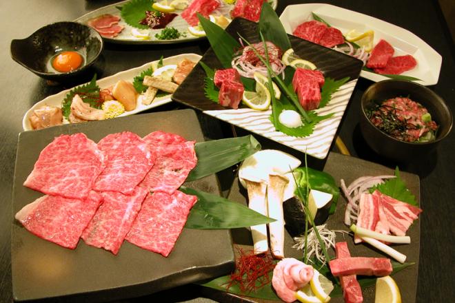 「至極コース」は、塩味、厚切り、焼きシャブと様々なバリエーションで極上肉を堪能できる贅沢なコース。